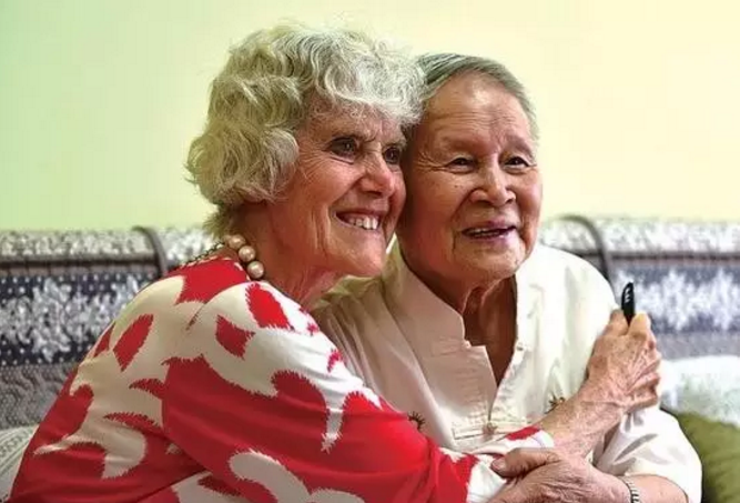 Mary Taylor Previte (L), 83, hugged Wang Chenghan, 91, in Guiyang, Guizhou Province in late July, crying in tears: 'I never thought the day would come.'