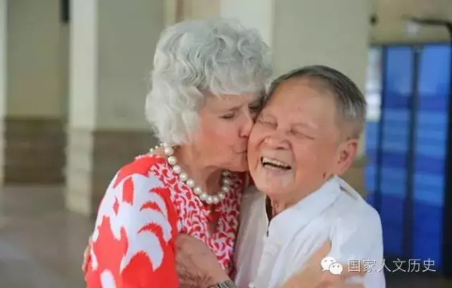 A thank-you kiss comes 71 years late 