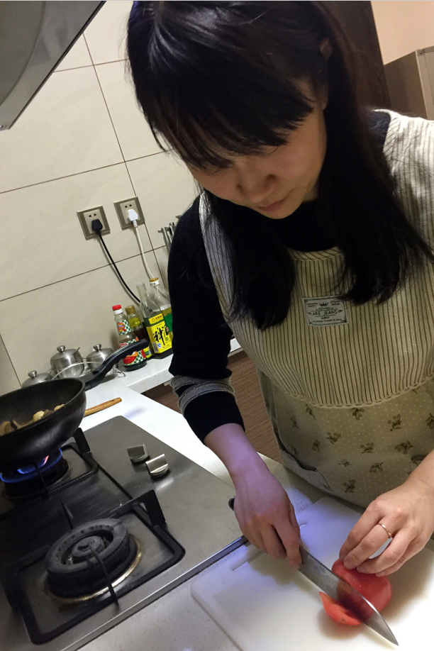 Ji cooking creative breakfast. [Photo provided to China.org.cn by Ji Dongxin]