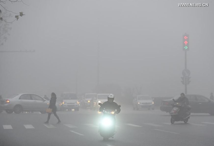 Photo taken on Jan. 3, 2017 shows a fog-bound street in Hefei, capital of east China's Anhui Province. A red alert for fog in large parts of China was issued by the National Meteorological Center on Tuesday. (Xinhua/Guo Chen)