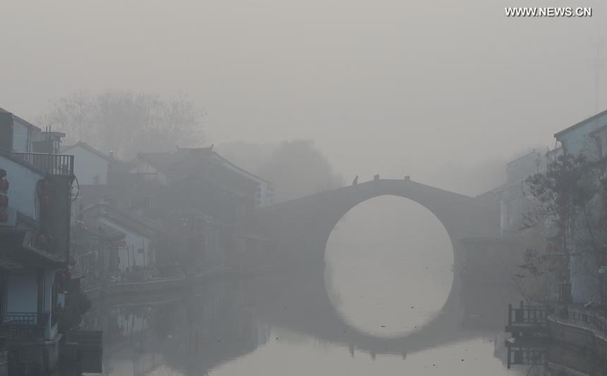 Photo taken on Jan. 3, 2017 shows a view of fog-bound Wuxi City, east China's Jiangsu Province. A red alert for fog in large parts of China was issued by the National Meteorological Center on Tuesday. (Xinhua/Tang Yi) 
