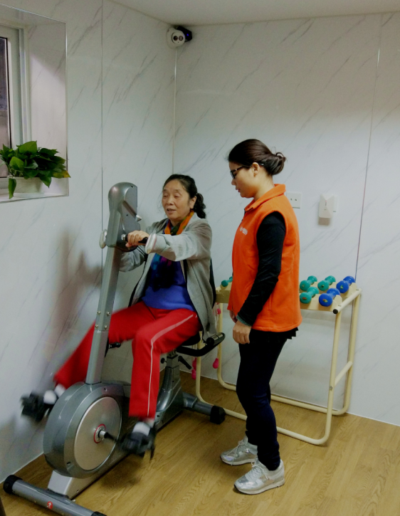 Exercising in a 'post-house' nursing home (Photo: CHJ-Care’s Sina blog)