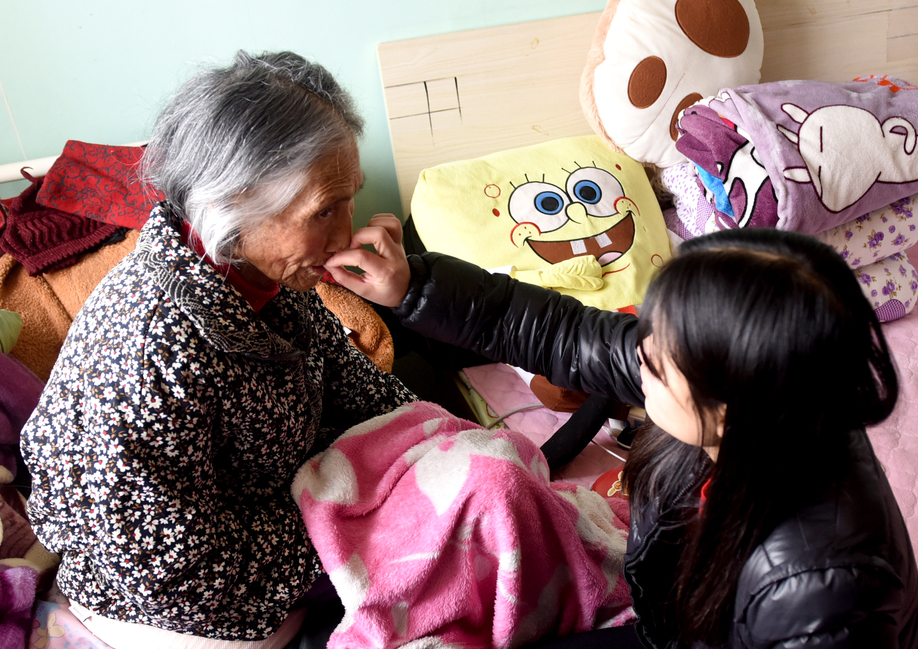  Liu Lin taks a photo with her gramdma at their rented home. (Photo: VCG)