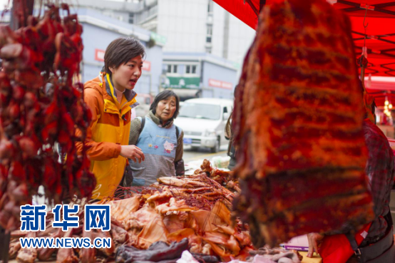 People do the Chinese New Year shopping at an agricultural product wholesale market in Chengdu, Sichuan Province. [Photo/Xinhua] 