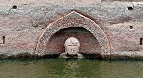 The head of a Buddha statue was spotted at Hongmen Reservoir in Nancheng County in the city of Fuzhou late last year when a hydropower gate renovation project lowered water levels in the reservoir by more than 10 meters.