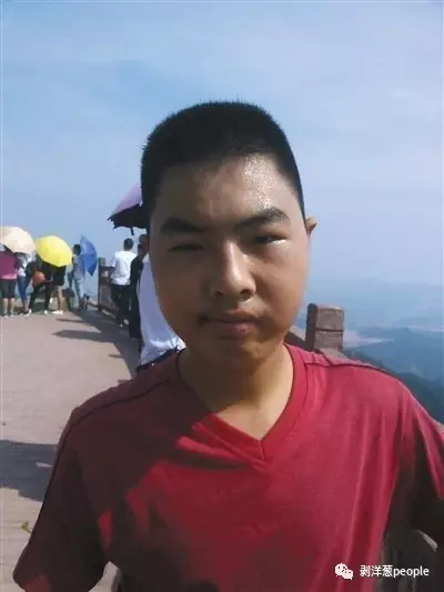 Lei Wenfeng, a 15-year-old with autism [Photo/boyangcongpeople] 