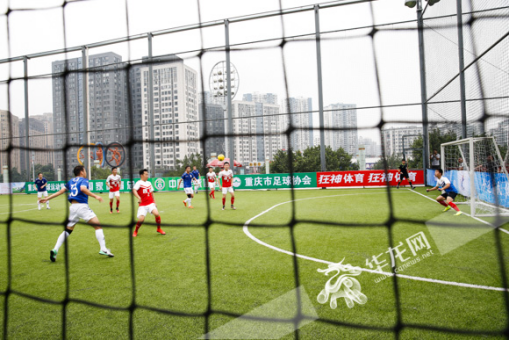 An amateur cage football match is held in Chongqing Olympic Sports Center. [cqnews.net]