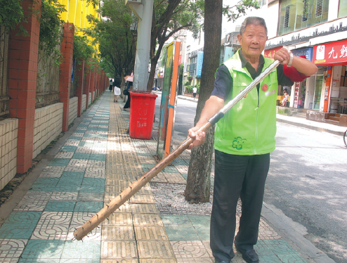 Sun displays his self-made spiked club, which he uses to frighten thieves.