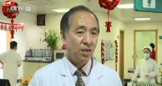 Wu Xiaobo, Deputy Director of Thoracic Surgery at a hospital in Wuxi, Jiangsu Province, assists with two in-flight medical emergencies while travelling recently to and from the United States. [Photo/Screenshot from CCTV]