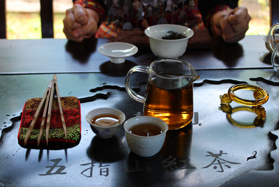 The Yexian Organic Tea Garden in Wuzhishan, China’s Hainan Province invites visitors to view the tea-making ceremony. [Photo by Zhang Jiaqi/China.org.cn]