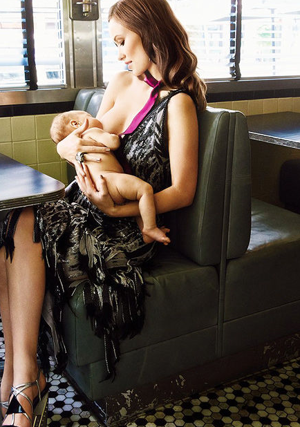 世界母乳育児週間　米有名モデルの大胆な母乳姿が公開