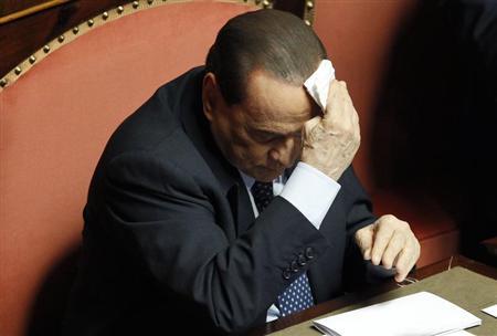 2013年4月30日，貝盧斯科尼在參加參議院會議時擦拭額頭冷汗。