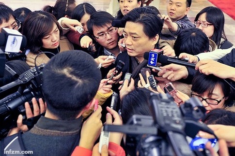 崔永元在两会期间被记者围堵.