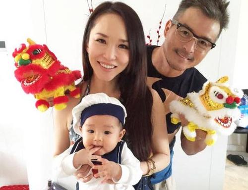 范文芳李铭顺一家出行 获赞是神雕侠侣后传(图)