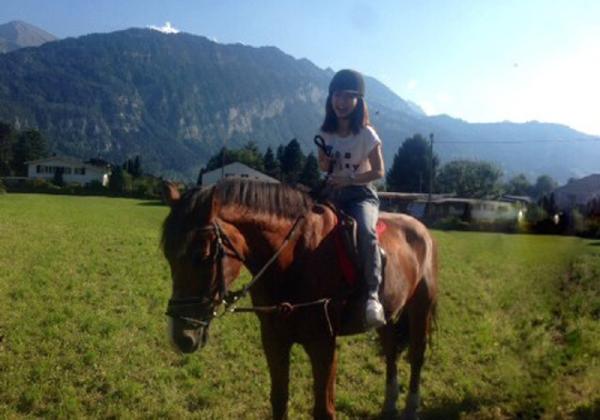 邓紫棋度假坠马自嘲屁股开花 晒照称感到自豪