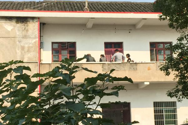 湖南被劫杀教师执教30余年将退休 生前月薪两三千