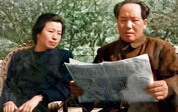 毛泽东与江青同读一张报纸（资料图）