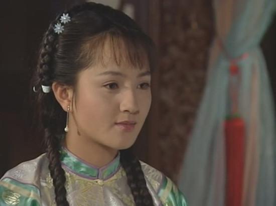 也在这部戏里露脸过,她在《宦海争锋》这个单元出现,扮演"苏卿怜"一角