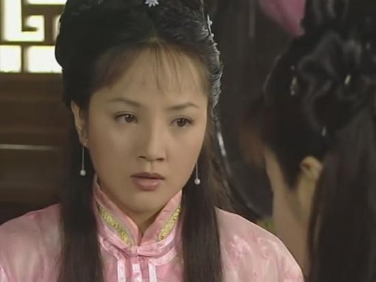 也在这部戏里露脸过,她在《宦海争锋》这个单元出现,扮演"苏卿怜"一角
