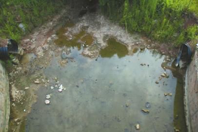 被抛尸自杀整容致死 图揭娱乐圈明星惨死原因