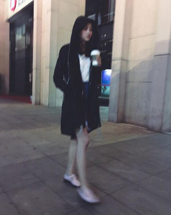 关晓彤晒长腿街拍 女星美腿大放送关晓彤排第几？