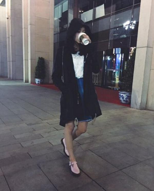关晓彤晒长腿街拍 女星美腿大放送关晓彤排第几？