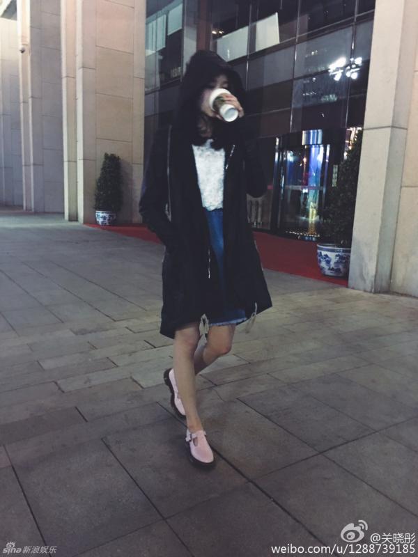 关晓彤晒长腿街拍 女星美腿大放送关晓彤排第几？