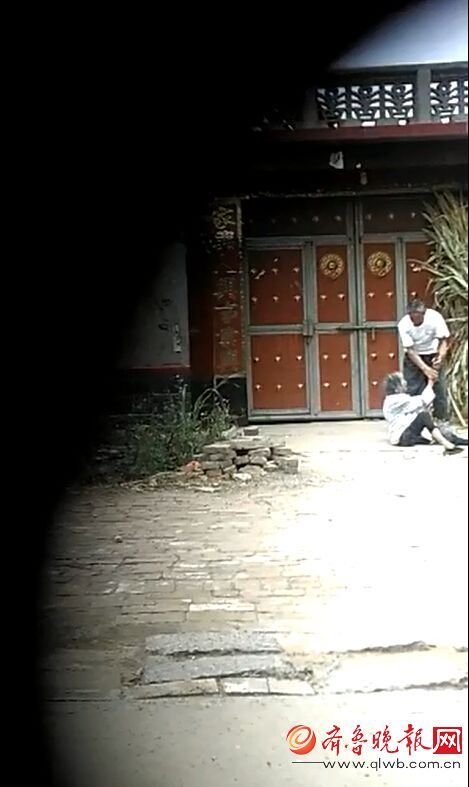 19日，一段长近2分钟的“阳信县水落坡一名老人被儿子殴打”的视频在网上流传，记者证实，被打老人为阳信县水落坡镇侯坞村91岁村民侯德凤，打人者为其六旬上门女婿孙某。