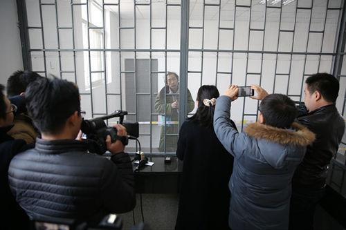 在郑州法院“耍横” 男子失控猛击女书记员胸部 