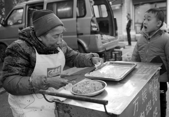 老人卖馄饨十年不涨价 不到3秒就能包好一个馄饨