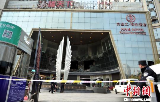 2月26日，警方已经在发生火灾事故的白金汇海航酒店四周拉起警戒线。刘占昆 摄