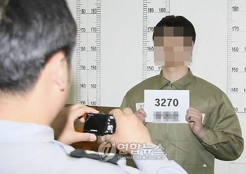 囚犯举牌拍照入狱图片