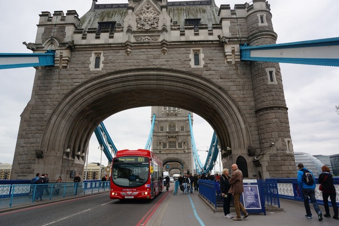 英国:车撞行人致20人伤 伦敦桥封闭_ 视频中国