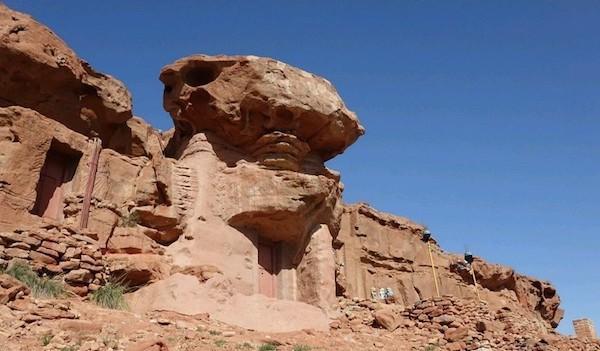 阿尔寨石窟阿尔寨石窟,又名百眼窑,是中华人民共和国重点文物保护单位