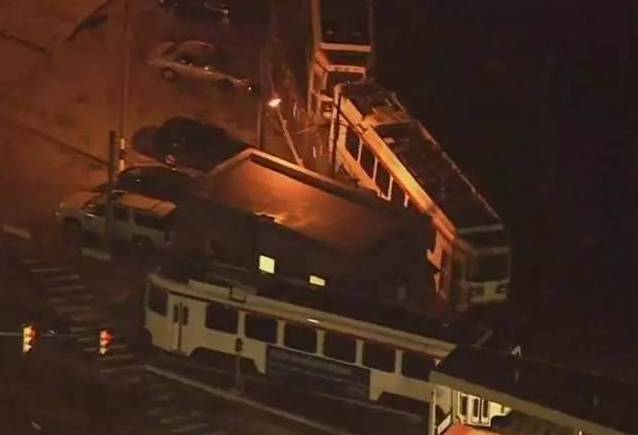 美国：费城两列车相撞 至少42人受伤