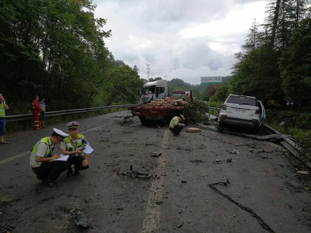包茂高速龙凤山隧道处发生连环车祸致2人遇难