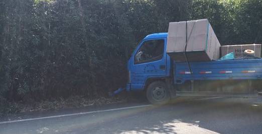 突发！小车被撞入湖中迅速下沉 1车4人还有孕妇