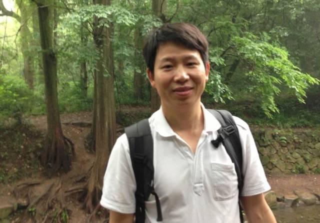 突发！小车被撞入湖中迅速下沉 1车4人还有孕妇