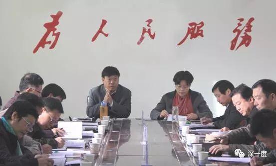 王战方(图中,左)曾任河南三门峡市人大常委会秘书长,卢氏县委