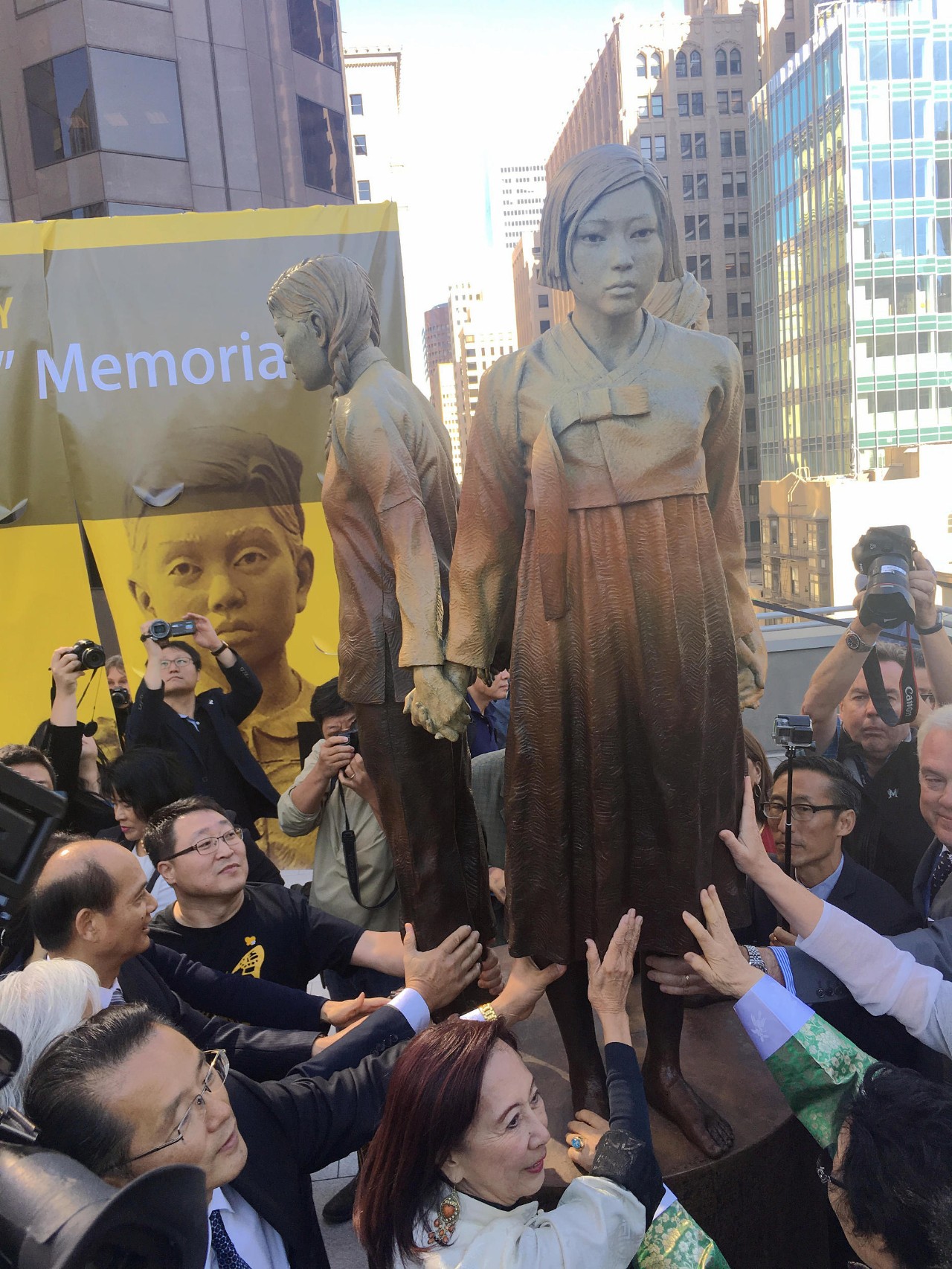 痛苦，希望她们遗忘，而历史，不能忘，也不敢忘！吾辈必自强！