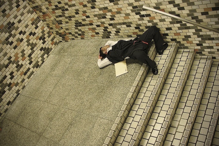 Photos : les Japonais endormis n&apos;importe où 1