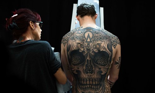 En France, le roi du tatouage lutte pour la reconnaissance de son art En France, le roi du tatouage lutte pour la reconnaissance de son art