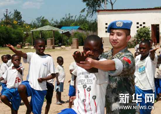 中国批赴刚果(金)维和工兵与非洲小朋友欢庆儿童节