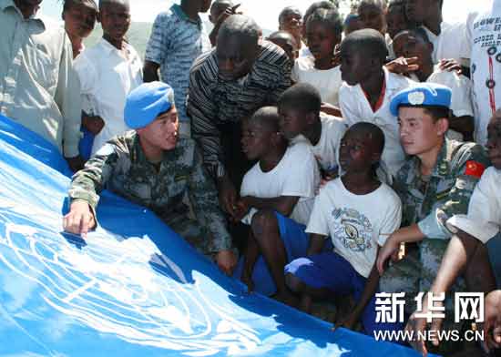 中国批赴刚果(金)维和工兵与非洲小朋友欢庆儿童节