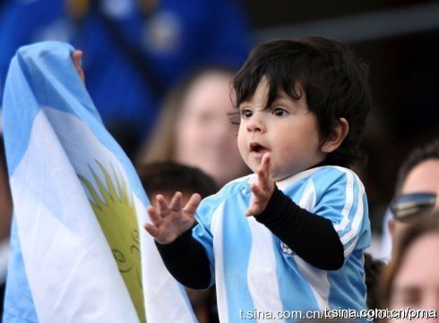 El nieto de Maradona, anima para su abuelo 