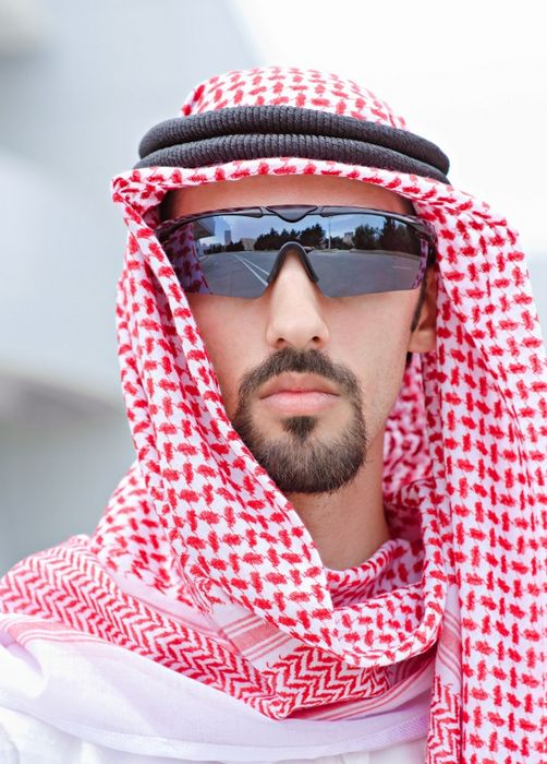 Expulsan a tres hombres en Arabia Saudita por ser “demasiado guapos”