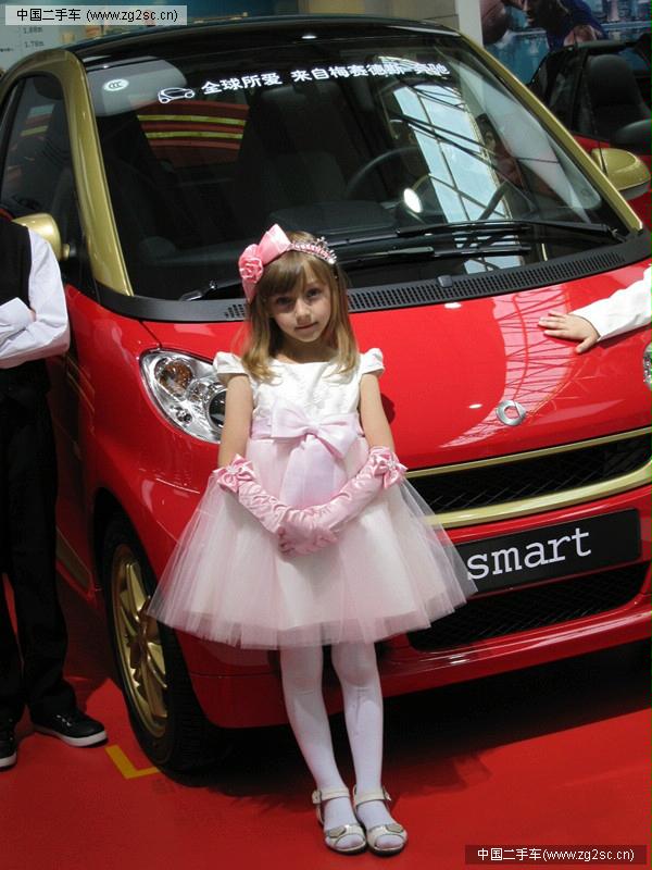 Cute kid model at Qingdao int'l auto show