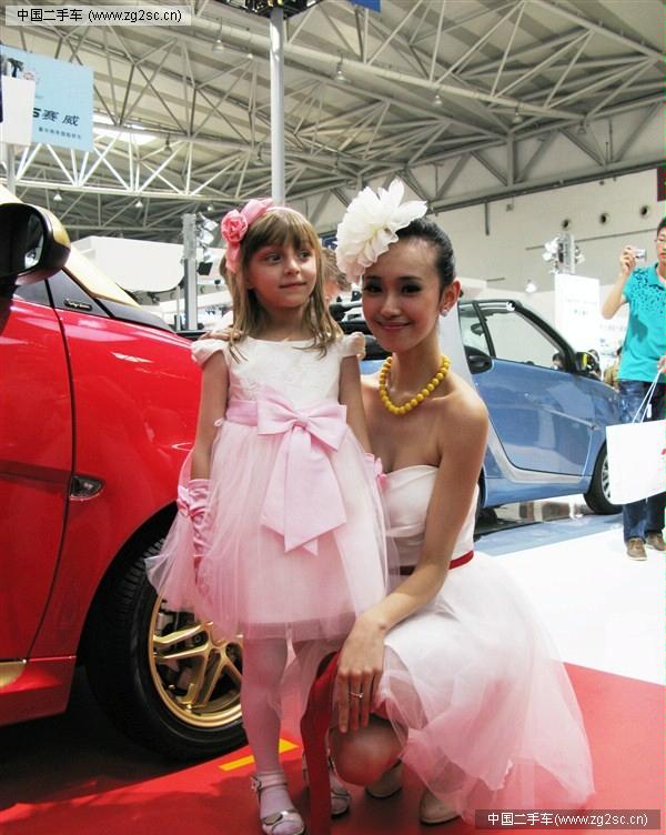 Cute kid model at Qingdao int'l auto show