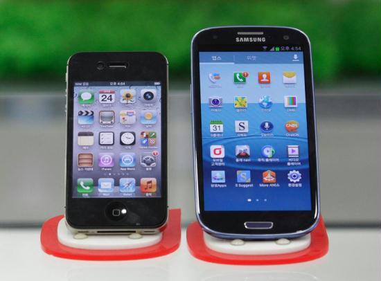 Samsung Electronics' Galaxy S III, right, and Apple's iPhone 4S are displayed at a mobile phone shop in Seoul, South Korea, Friday, Aug. 24, 2012.