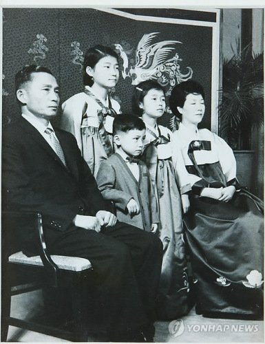 韩国总统朴槿惠儿时全家福照片将被拍卖（图）